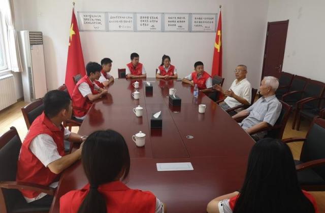 聆聽(tīng)紅色經(jīng)典，感悟璀璨人生